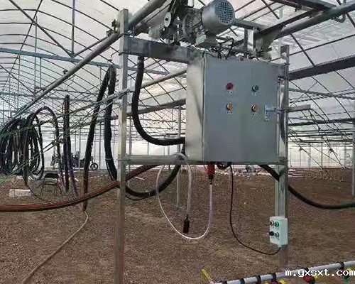 悬挂式移动喷灌机是如何执行任务的?